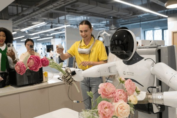 International Youths Explore Cutting-Edge Tech in Hangzhou! International youths experience advanced technology in Zhejiang