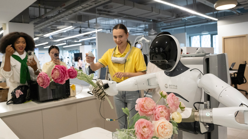 International youths experience advanced technology in Zhejiang