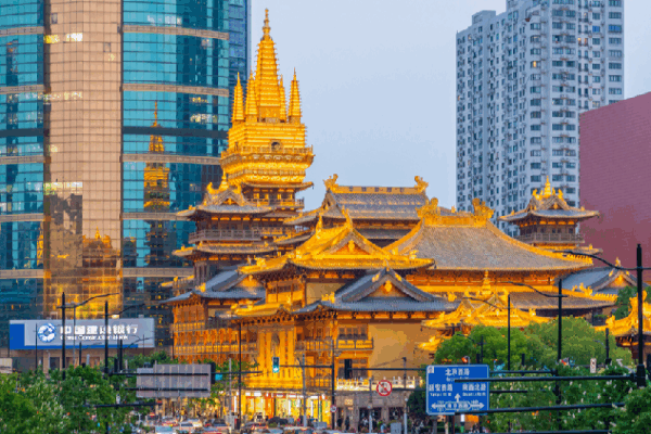 Shanghai’s Jing’an Temple Shines Bright Like a Golden Gem! Jing'an Temple in Shanghai dazzles with brilliant lights