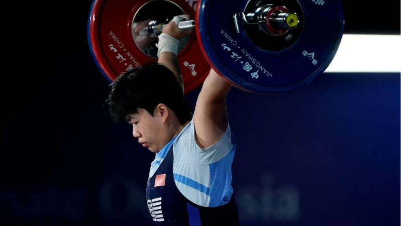 Record-Breaking Feats at Asian Weightlifting Championships ποΈββοΈπ Liao, Yang shatter world records at Asian Weightlifting Championships