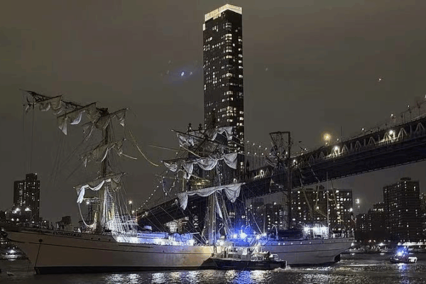 Oops! Mexican Navy Ship Bumps Into Brooklyn Bridge 😮 Live: Mexican navy training vessel hits New York's Brooklyn Bridge video poster