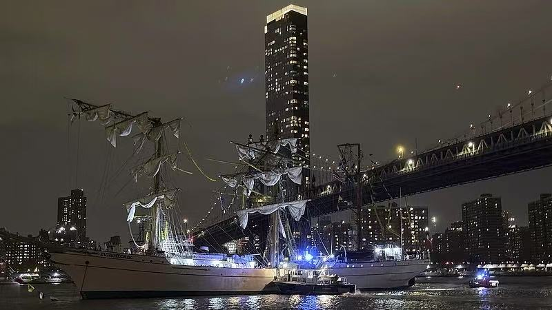 Live: Mexican navy training vessel hits New York's Brooklyn Bridge video poster