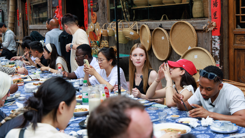 Feast at the Longest Table: Fun at Qiantong Ancient Town! 🍜 Long-table banquet showcases unique charm of Qiantong Ancient Town