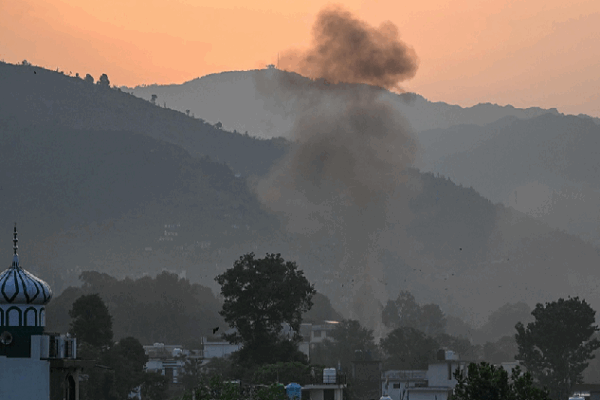 Tensions Rise as Pakistan and India Clash Over Air Strikes ✈️⚡ Pakistan claims downing 5 jets after Indian air strikes kill 8