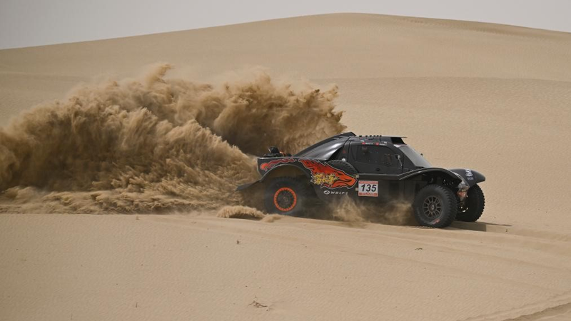 Racers push limits in second special stage at Taklimakan Rally video poster