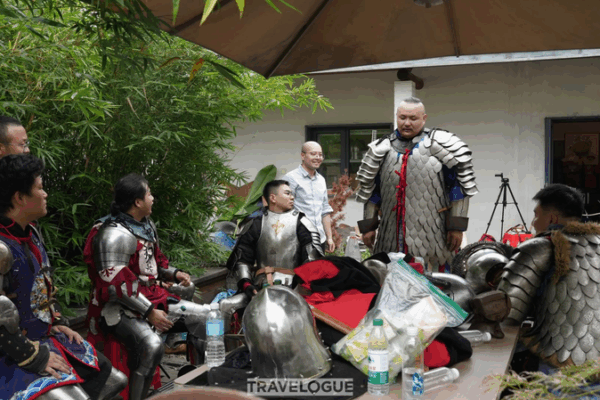 Medieval Combat Comes to China: Exciting Armored Battles in Big Cities Re-enacting a medieval battle
