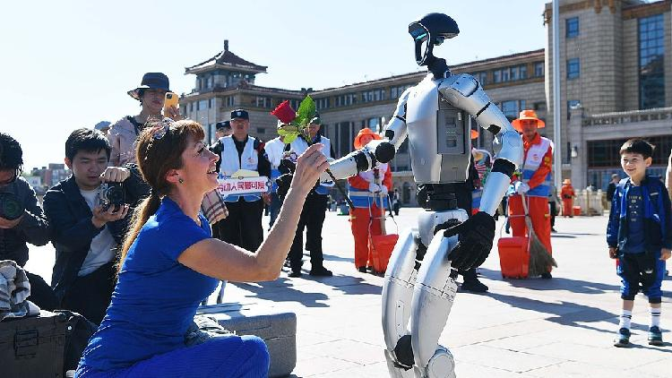 Robots_in_scenic_areas_refresh_Chinas_tourist_experience - My Global News: Young Voices Robots in scenic areas refresh China's tourist experience