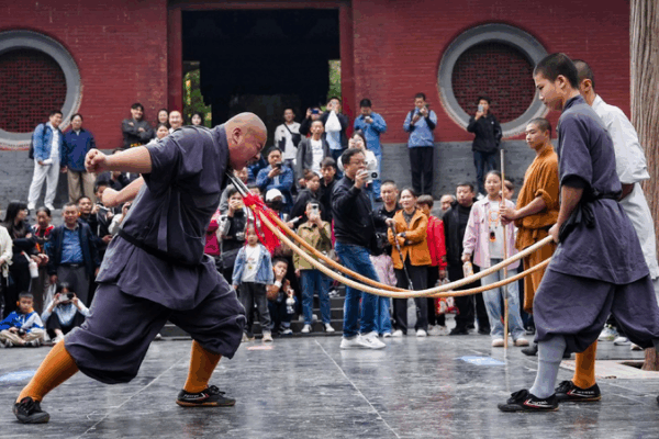 Shaolin Monks Amaze with Incredible Spear-Bending Throat Stunt! Shaolin monks amaze with silver spear throat performance