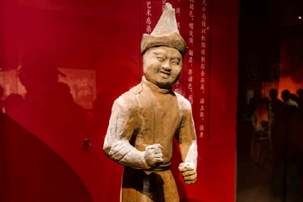 Explore the Silk Road’s Treasures at Beijing’s Cool New Exhibition! ๐บ๐ Silk Road art exhibition draws visitors in Beijing