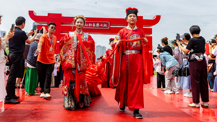 Step Back in Time: Ancient Chinese Wedding Parade Dazzles Ninghai! Song-style wedding ceremony held in Ninghai, Zhejiang