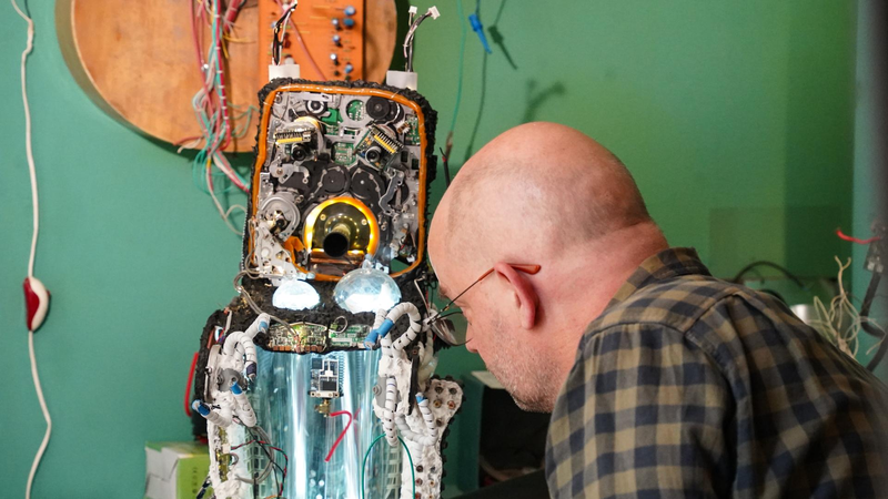 The French tinkerer in the hutong alleys