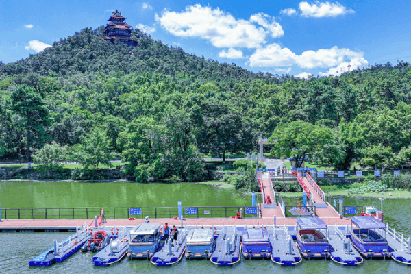 Chinese Travelers Use AI to Make Trips More Fun and Easy! Travel smart: Chinese tourists hit the road with AI guides