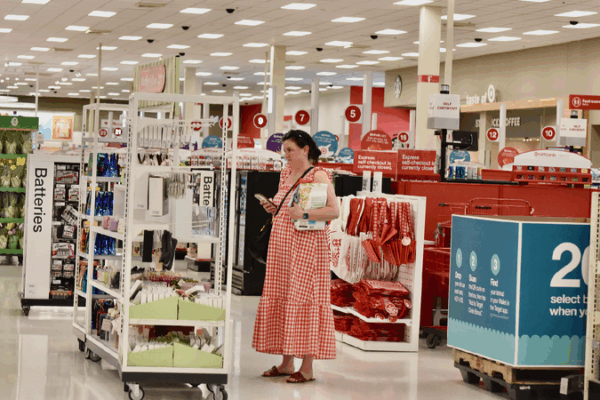 US Economy Shrinks Amid Tariffs: What’s Happening? U.S. economy shrinks in Q1 amid Trump tariffs, recession concerns grow