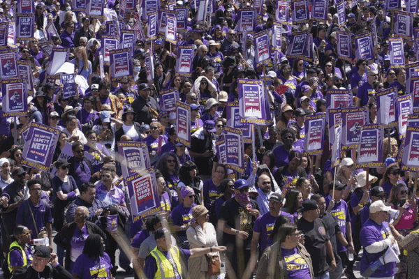 People Across the U.S. Join May Day Rallies to Share Their Voices! ๐ถโโ๏ธ๐ถโโ๏ธ U.S. protesters rally against Trump's policies on May Day