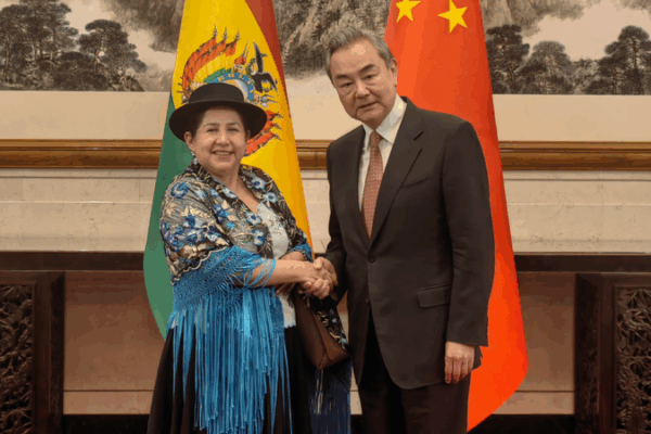 Friendship Time: Wang Yi Meets Bolivia’s Foreign Minister in Beijing Wang Yi meets with Bolivian Foreign Minister Celinda Sosa Lunda