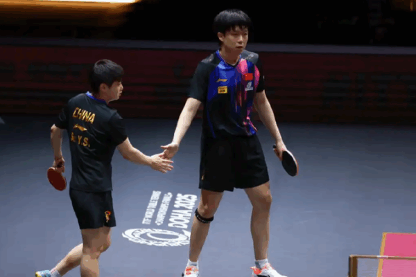 Wang shrugs off racket problem to advance with Sun in mixed doubles