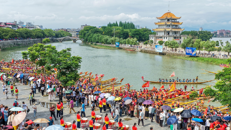 Colorful Dragon Boats Glide Through Hunan for Duanwu Festival! ๐๐ฃ Welcoming Duanwu Festival: Hunan holds dragon boat parade