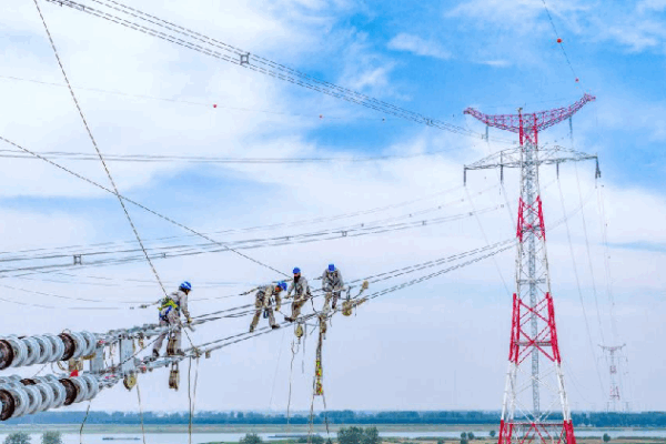 Giant Power Towers Cross Huaihe River in Amazing Feat! 500 kV power transmission project completes Huaihe River crossing