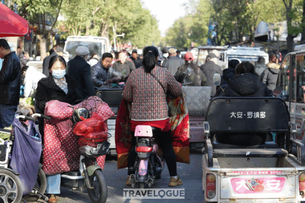 Cangzhou’s Morning Markets: Where the Day Begins with Smiles ๐ A morning market in Cangzhou