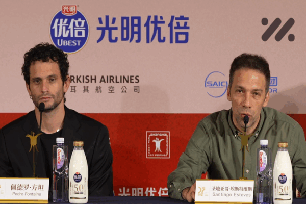 Director Santiago Esteves Cheers China’s Awesome Movie Boom 🎬 Argentine director Santiago Esteves hails China's film industry boom video poster