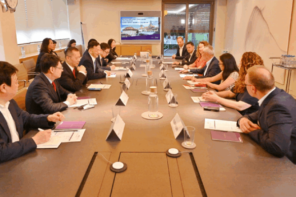 CMG and FEI Team Up to Bring Horse Riding Fun to China! π΄ CMG President meets FEI boss Ingmar De Vos in Lausanne