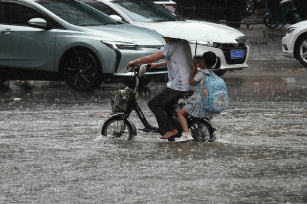 China renews alerts for rainstorms, high temperatures