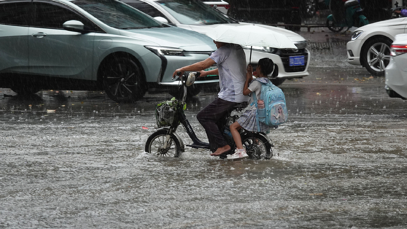 China renews alerts for rainstorms, high temperatures