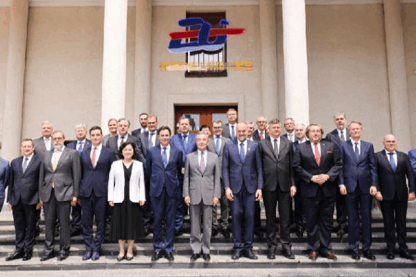 Chinese FM meets envoys from EU, member states