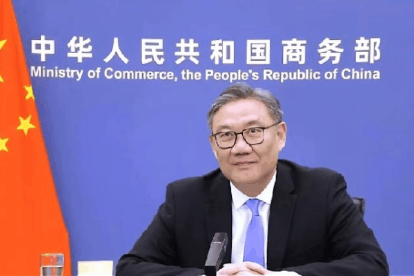 China and EU Chat About Electric Cars and Trade ππ Chinese commerce minister, EU trade chief discuss EV, trade in call