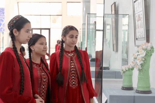 Galloping into Art: Chinese Horse and Porcelain Exhibitions Open in Turkmenistan Chinese cultural exhibitions open in Turkmenistan video poster