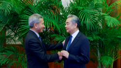 China and Singapore’s Foreign Ministers Meet to Strengthen Friendship! π Chinese foreign minister meets his Singaporean counterpart