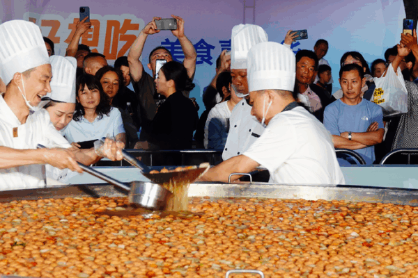 Massive Hot Pot Steals the Show at Hubei Food Festival! Giant hot pot highlights gourmet festival in Hubei