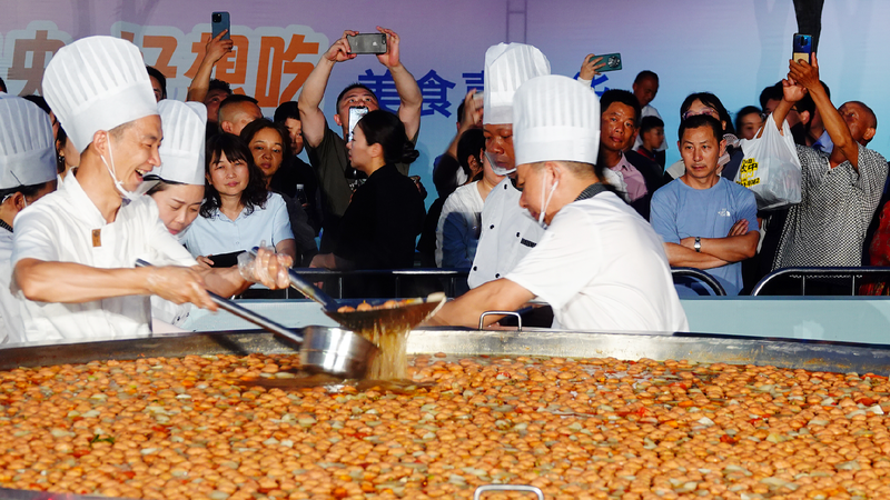 Giant hot pot highlights gourmet festival in Hubei
