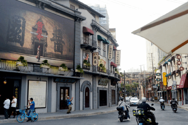 Old Shanghai Street Becomes Movie Fan Hotspot After New Film Premiere! 🎥 Historic street draws flocks of movie fans in Shanghai