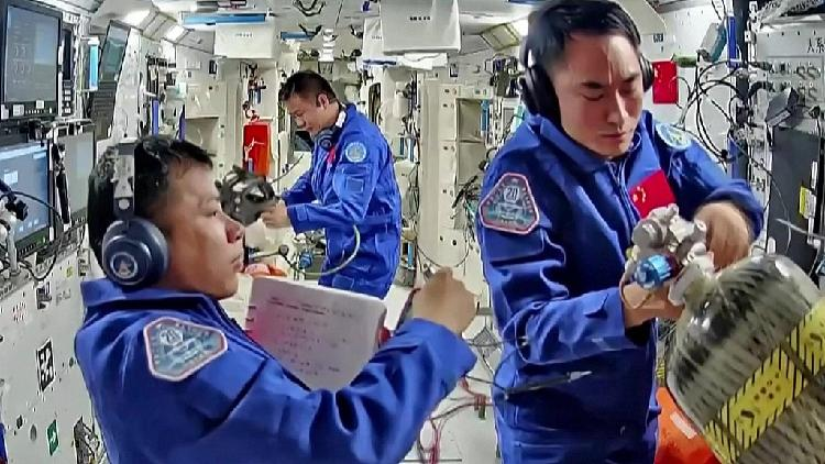 Hungarian_students_connect_with_Chinese_astronauts_in_space - My Global News: Young Voices Hungarian students connect with Chinese astronauts in space