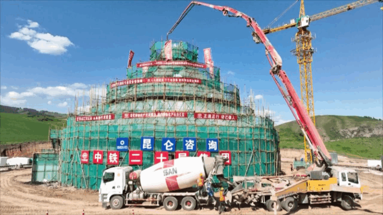 Main structure of China's mega radio telescope capped in Xinjiang
