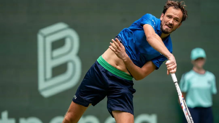 Medvedev advances to 2nd round at ATP Halle Open
