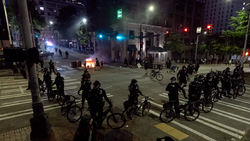 Poll finds U.S. split on Los Angeles troop deployment