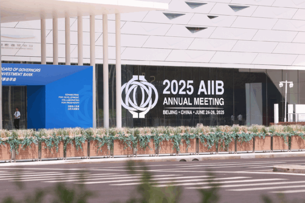 China’s Economy is Booming! Premier Li Shares Exciting News ๐ Premier Li: China remains a thriving land in global economy