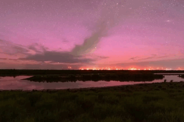 Rare Pink and Purple Aurora Lights Up Northeast China π Rare pink and purple aurora appears over northeast China