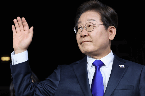 South Korea’s Leader Hopes to Heal Wounds with the North π South Korea's new president vows to 'heal wounds' with the North