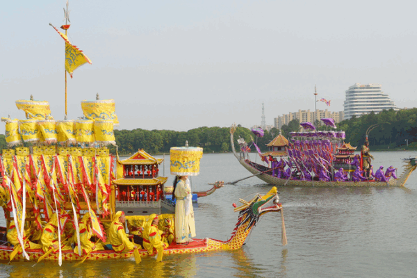 Colorful Dragon Boats Light Up Shanghai’s Ancient Town! Traditional dragon boat event draws spectators in Shanghai