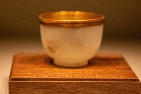 Ancient China’s Cool Secret: The Jade Cup with a Golden Rim! Ancient Chinese ways to stay cool: Jade cup with gold rim