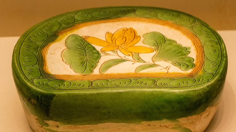 Ancient Chinese ways to stay cool: Tri-color porcelain pillow
