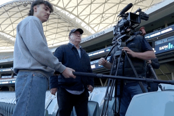 ๐ฌ Aussie Filmmakers Team Up with China Amid US Tariffs Australian filmmaker turns to Chinese market to counter US tariffs video poster