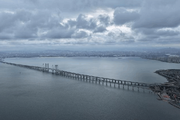 Watch Out! Typhoon Danas Brings Strong Winds and Rain to Southern China 🌬️🌧️ China renews yellow alert for Typhoon Danas
