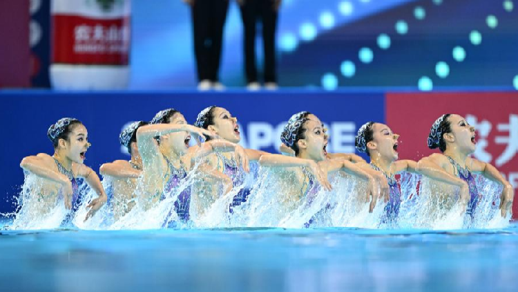China’s Artistic Swimmers Shine with Gold at World Championships! ๐ China win team free routine gold at World Aquatics Championships