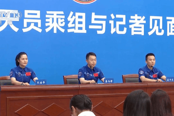 Chinese Astronauts Return from Space: Shenzhou-19 Heroes Share Their Amazing Journey! China's Shenzhou-19 astronauts meet press after return from space