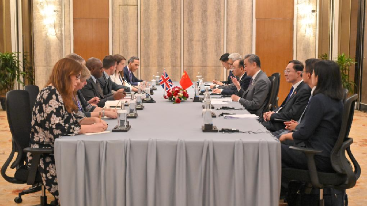 China and Britain’s Top Diplomats Meet to Strengthen Friendship 🌍🤝 Chinese FM meets British counterpart to discuss ties