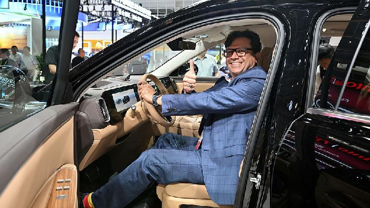How Tesla and Other Car Makers are Teaming Up with China to Build Cool Electric Cars ๐โก Global automakers eye deeper role in China's smart supply chains
